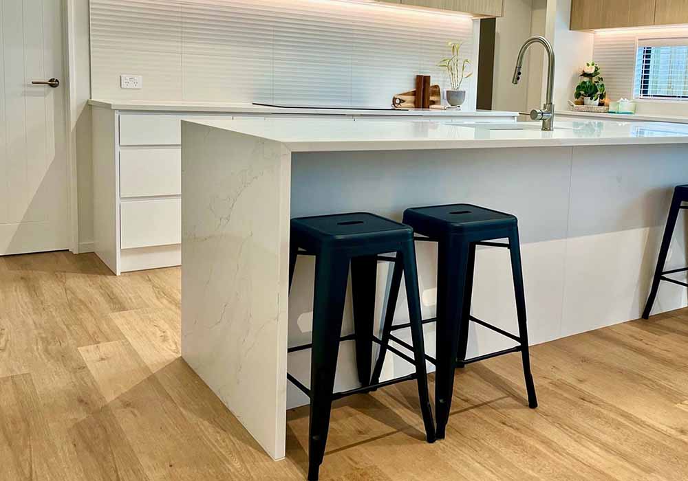 SPCیا لمینت؟ کدام کفپوش انتخاب هوشمندانه‌تری برای آشپزخانه است؟ | راهنمای تخصصی پالاز موکت